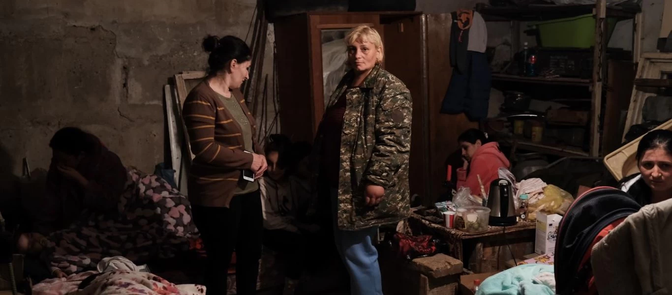 Στεπανακέρτ: Οι κάτοικοι τραγουδούν περιφρονώντας τα UAV του Ερντογάν που τους βομβαρδίζουν